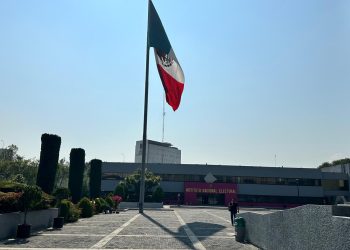 Simpatizantes de Sheinbaum y Gálvez cruzan los primeros votos en el extranjero