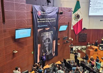 Despliega el PAN en el pleno del Senado manta de la Santa Muerte