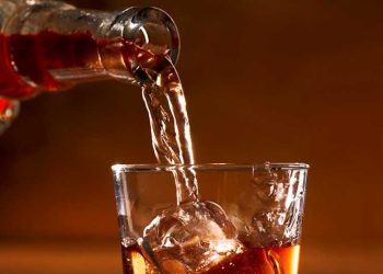 OMS advierte del consumo de alcohol y uso de cigarrillos electrónicos entre adolescentes