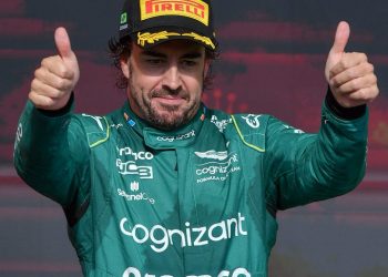 Fernando Alonso renueva con Aston Martin