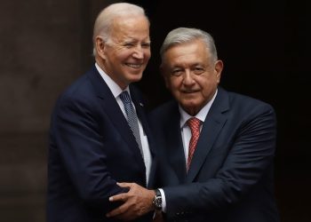 Biden y López Obrador acuerdan “medidas inmediatas” para reducir los cruces fronterizos