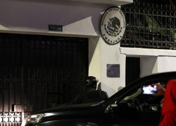 Canciller de Ecuador asegura que México incumplió primero la Convención de Viena