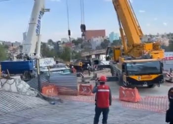 ¡Nuevo percance en la obra del Tren Interurbano!, vuelca excavadora