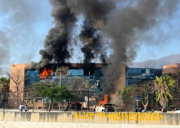 Irrumpen en el Palacio de Gobierno estudiantes de Ayotzinapa