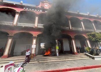 El incendio forestal de Otumba sigue, acusan al alcalde de no apoyar en el combate al fuego