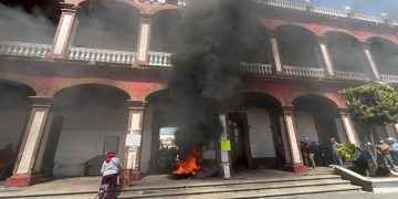 El incendio forestal de Otumba sigue, acusan al alcalde de no apoyar en el combate al fuego