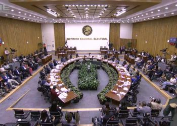 Consejeros y partidos políticos polemizan en el INE por los programas sociales