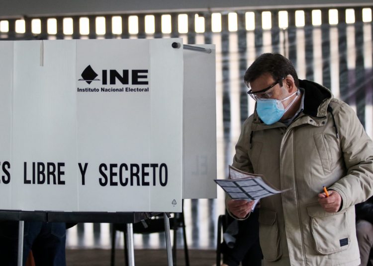 Simulacro de las medidas de seguridad que se tendrán durante las elecciones en las oficinas del INE 2021.