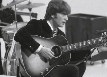 Guitarra de John Lennon descubierta en un desván inglés sale a subasta en Nueva York