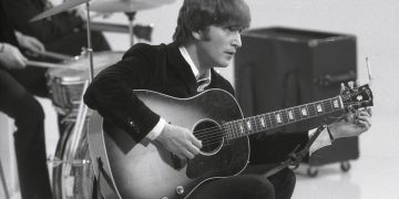 Guitarra de John Lennon descubierta en un desván inglés sale a subasta en Nueva York