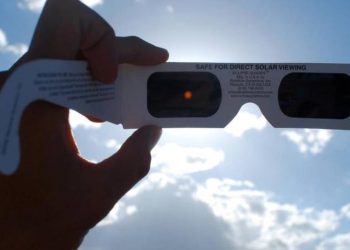 Llama IMSS observar eclipse solar con protección para los ojos y mínima exposición