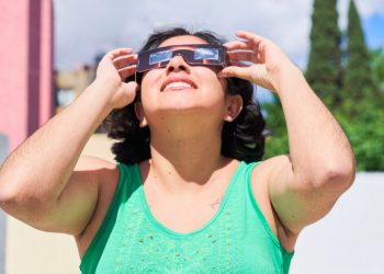 “Los lentes solares comunes NO sirven para observar el eclipse”: alertan especialistas