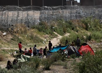 Clima extremo enferma a decenas de niños migrantes que acampan en la frontera norte de México