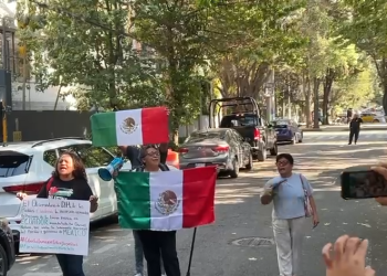 Una treintena de personas se manifiestan en la embajada de Ecuador en México