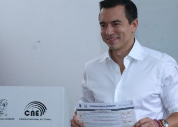 Noboa pierde 2 de las 11 preguntas en referéndum en Ecuador, según sondeo a boca de urna