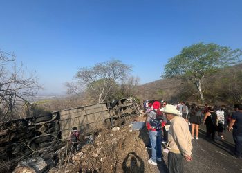 Volcadura de autobús deja dos personas muertas en Puebla