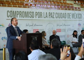 Santiago Taboada firmó los Compromisos por la Paz, que impulsan la Conferencia del Episcopado Mexicano