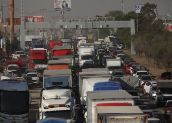 Manifestantes colapsan la México- Pachuca por falta de agua