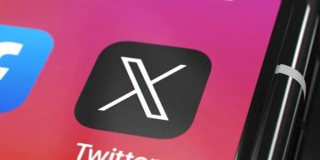 La red social X restablece gratuitamente la insignia azul de verificación