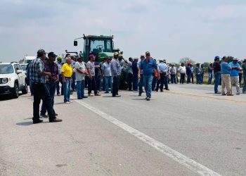 Productores bloquean carretera a Matamoros
