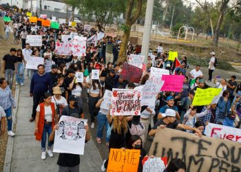 Padres y estudiantes del CCH Naucalpan marchan para exigir justicia y seguridad
