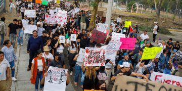 Padres y estudiantes del CCH Naucalpan marchan para exigir justicia y seguridad