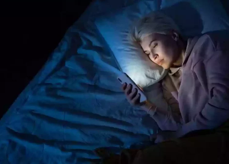 No usemos el celular justo antes de dormi