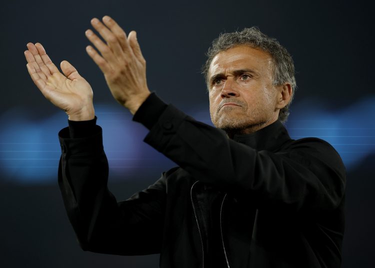 Paris (France), 07/05/2024.- PSG head coach Luis Enrique applauds fans after the UEFA Champions League semi-finals, 2nd leg soccer match of Paris Saint-Germain against Borussia Dortmund, in Paris, France, 07 May 2024. PSG lost the match 0-1 and the tie 0-2 on aggregate with Borussia Dortmund advancing to the final. (Liga de Campeones, Francia, Rusia) EFE/EPA/YOAN VALAT