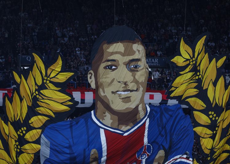Paris (France), 06/05/2024.- PSG fans display a tifo with a picture of Kylian Mbappe prior to the French Ligue 1 soccer match between Paris Saint-Germain (PSG) and Toulouse (TFC) in Paris, France, 12 May 2024. (Francia) EFE/EPA/MOHAMMED BADRA