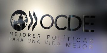 Aumento en tensiones geopolíticas podrían descarrilar el avance económico global, advierte OCDE