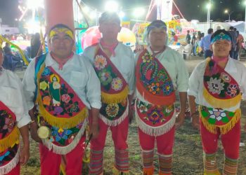 Voladores de Papantla ruegan por agua en la feria de Abasolo