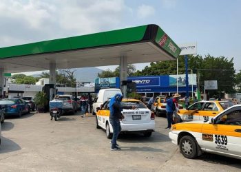 Maestros liberan gasolineras en la capital de Chiapas