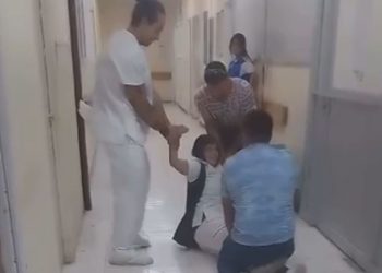 Exhiben a enfermera con presuntos problemas de salud mental en IMSS