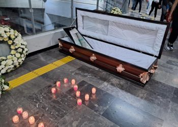 Colocan ataúd en estación Mixcoac del Metro