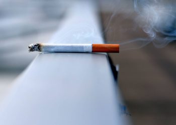 Exposición al tabaco en la infancia acelera el envejecimiento