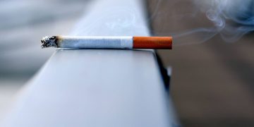 Exposición al tabaco en la infancia acelera el envejecimiento