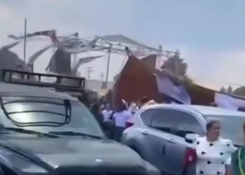 Fuertes vientos provocan caída de lona en cierre de campaña en Xonacatlán, Edomex