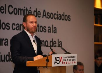 Ante banqueros, Taboada propone generar incentivos para atraer inversión a la capital
