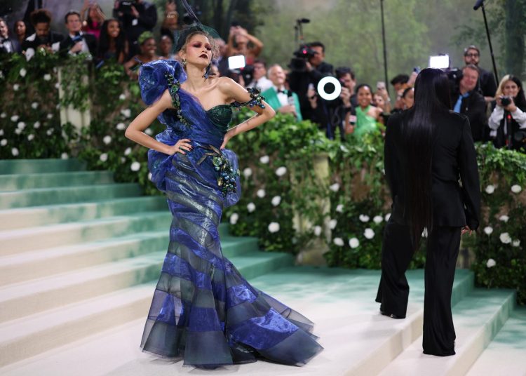 -FOTODELDIA- Nueva York (Estados Unidos), 07/05/2024.- La actriz Zendaya posa con uno de los dos modelos que lució en la Met Gala de Nueva York (Estados Unidos) anoche. EFE/ Justin Lane