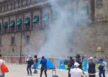 Normalistas lanzan cohetones a Palacio Nacional