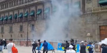 Normalistas lanzan cohetones a Palacio Nacional