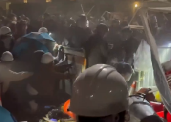 Desmantelan campamento de manifestantes en la UCLA, hay decenas de detenidos