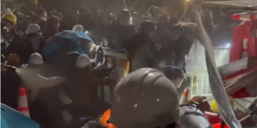 Desmantelan campamento de manifestantes en la UCLA, hay decenas de detenidos