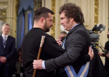 Milei conversa con Zelenski, lo invita a cumbre de paz por Ucrania 