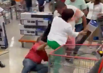 ¡Tómala! Celayenses se agarran a golpes por un ventilador