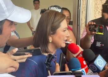 Miles reciben a Xóchitl Gálvez en Aguascalientes