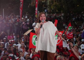 Xóchitl Gálvez dialoga con productores en caseta tomada en Culiacán, Sinaloa