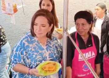 Xóchitl Gálvez come gorditas y escucha problemática de inseguridad en Celaya