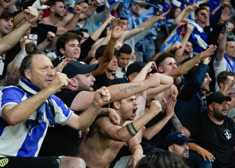 -FOTODELDÍA- GIJÓN (ASTURIAS), 09/06/2024.- Aficionados del Espanyol celebran la victoria, tras el partido de ida de la semifinal del ascenso a Primera División que Sporting de Gijón y RCD Espanyol disputaron este domingo en el estadio de El Molinón. EFE/Paco Paredes