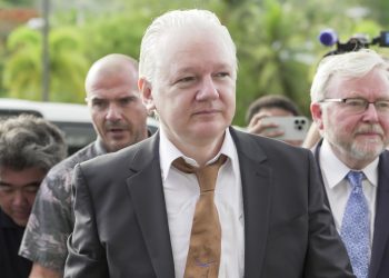 Assange se declara culpable como parte de un acuerdo con EU
